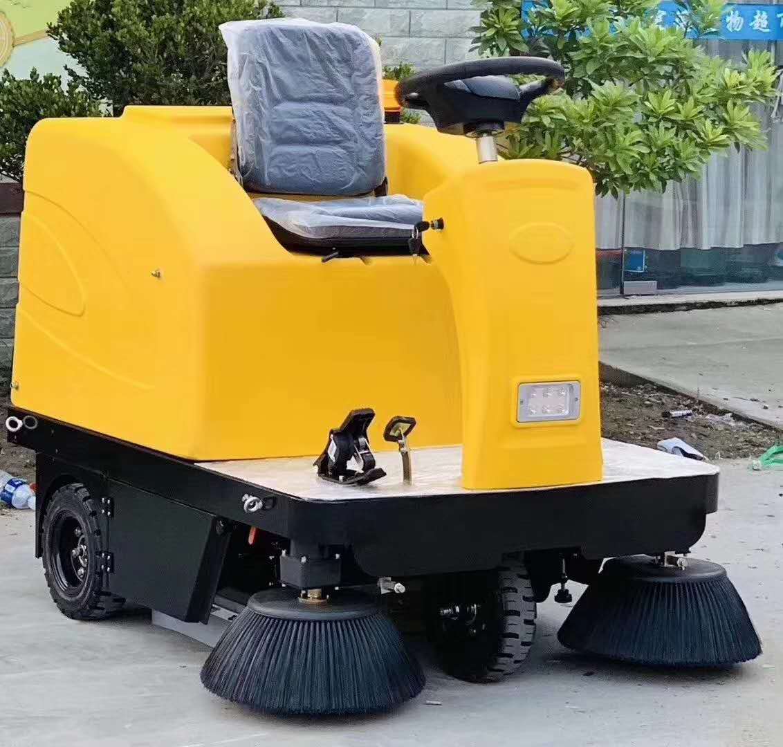 駕駛型電動掃地機(jī)工廠車間噴水吸塵掃地車