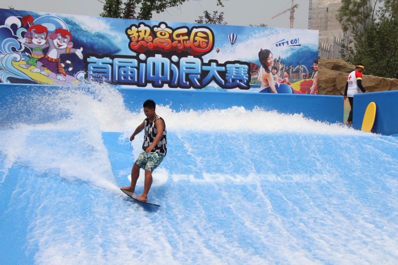 人工模擬滑板沖浪體驗設備，水上沖浪策劃